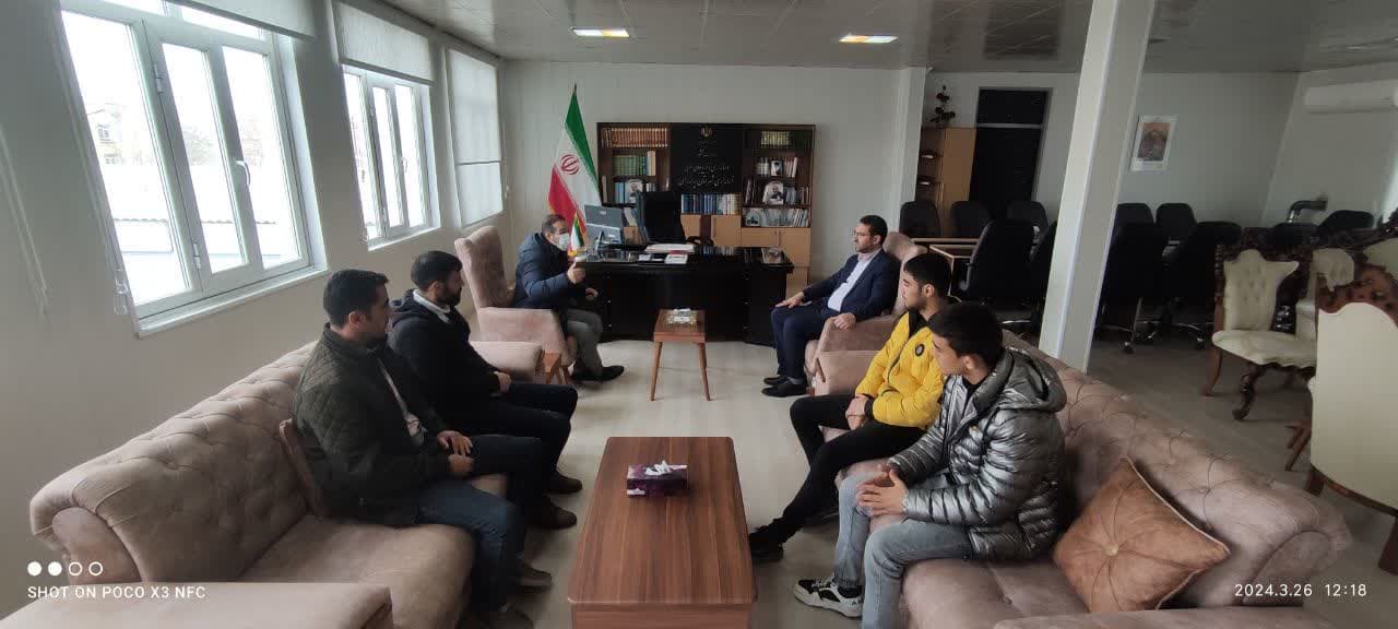 دیدار جمعی از ورزشکاران کشتی گیر چالدران با محمدرضا عبداله نژاد فرماندارچالدران جهت تبریک سال نو
