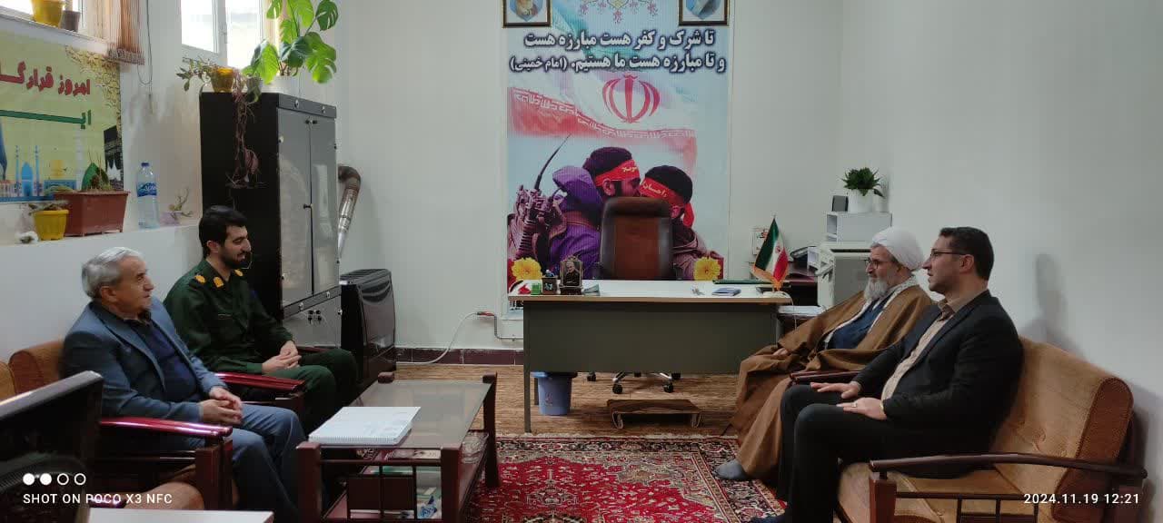 حضور محمدرضا عبدالله نژاد فرماندار چالدران به همراه امام جمعه شهرستان  و شهردار سیه چشمه در محل حوزه ادارات و دیدار با فرمانده حوزه بمناسبت هفته بسیج