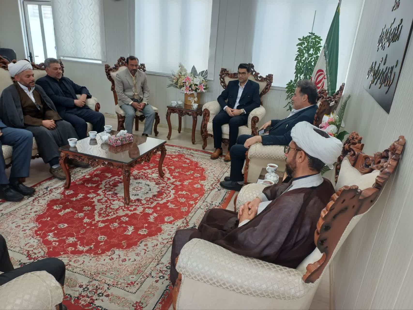 دیدار  رییس اداره تبلیغات اسلامی چالدران به همراه اعضای هیات های مذهبی و کانون مداحان شهرستان با صمد اکبری  فرماندار چالدران