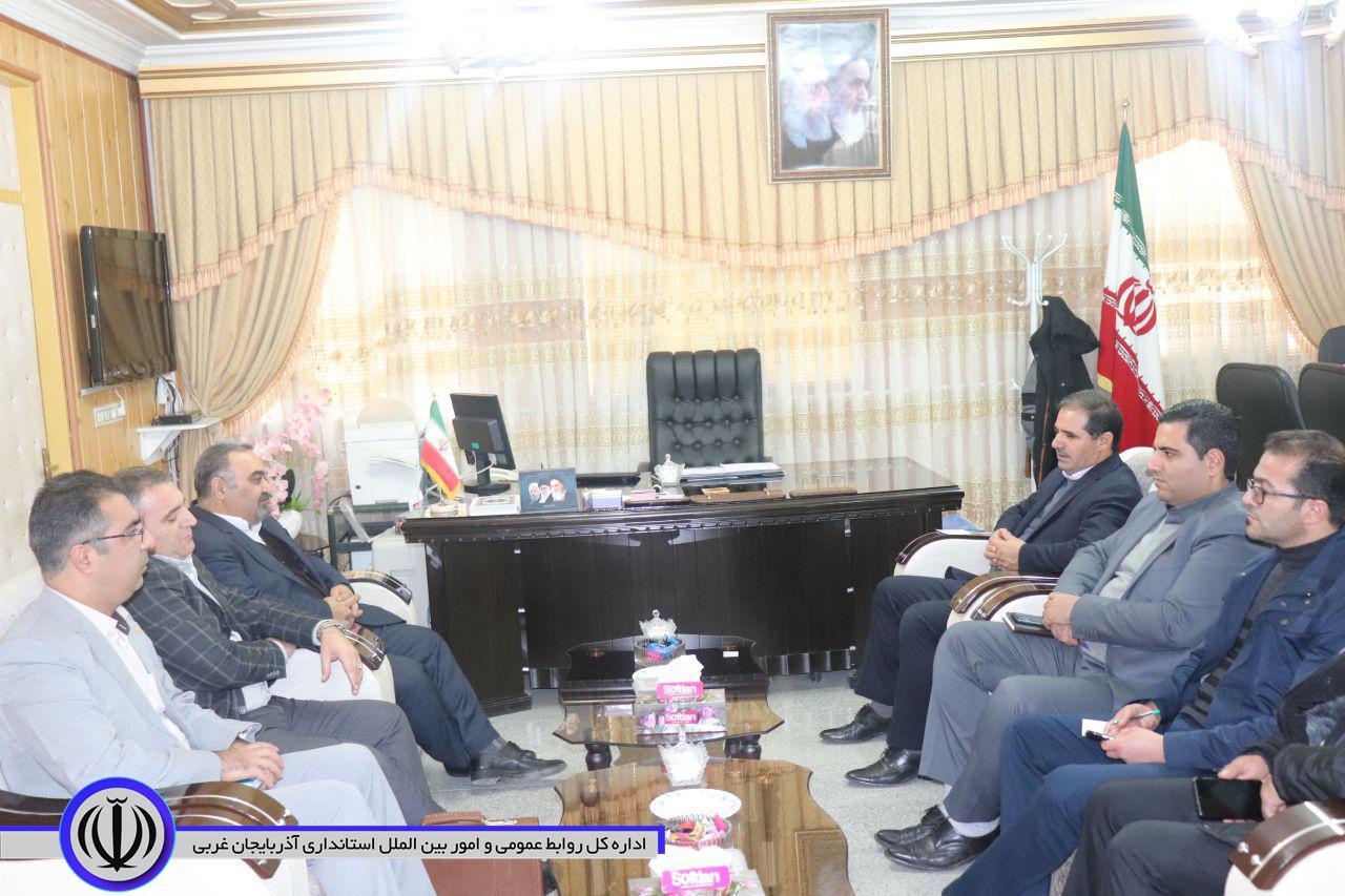 دیدار دکتر آخوندزاده مدیر عامل صندوق کارآفرینی امید استان آذربایجان غربی  با محمدزاده فرماندار شهرستان چالدران