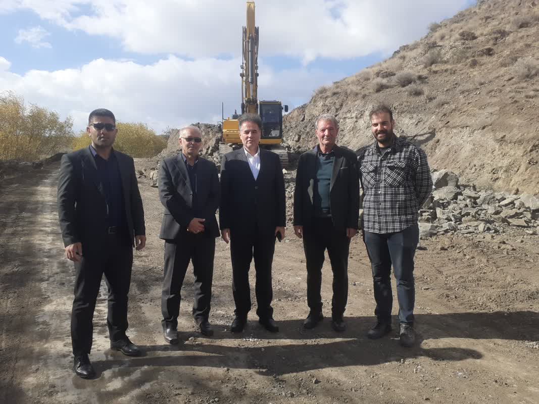 بازدید فرماندار چالدران از روند بهسازی و آسفالت ریزی راه روستائی شاه گلن .مزرعه