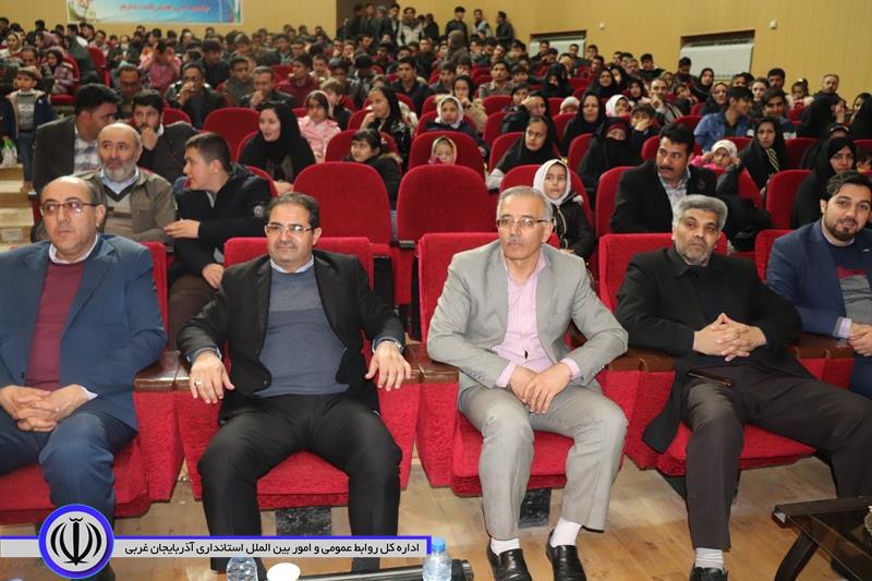 مراسم تجلیل از فعالان عرصه فرهنگ و هنر مراسمات چهلمین سالگرد پیروزی شکوهمند انقلاب اسلامی ایران با حضور فرماندار چالدران،اعضای شورای شهر سیه چشمه و رئیس اداره ارشاد و فرهنگ اسلامی برگزار شد.