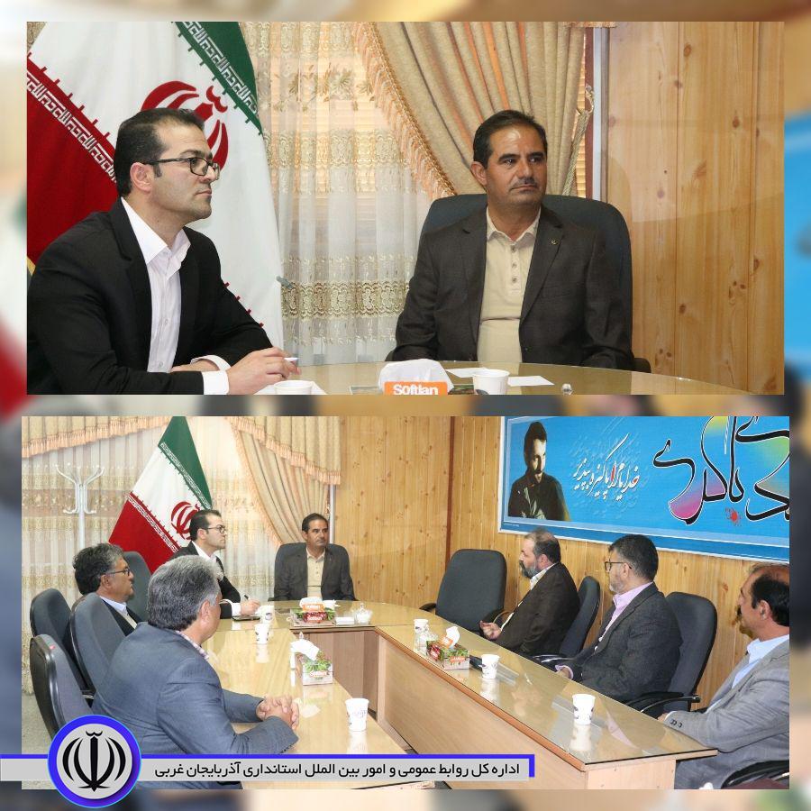 حضور سرمایه گذاران بخش خصوصی در فرمانداری و دیدار و گفتگو با محمدزاده فرماندار چالدران در راستای ارائه طرح سرمایه گذاری کشت گلخانه ای هیدروپونیک .