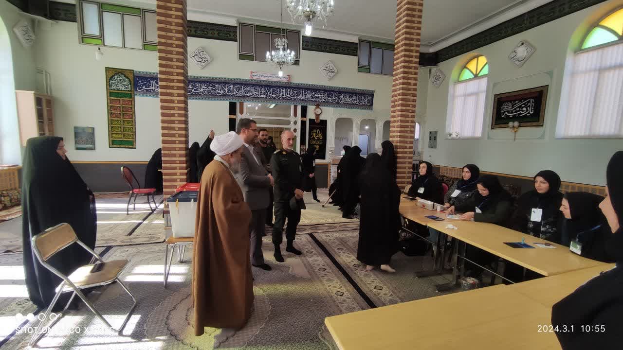 بازدیدمحمدرضا عبداله نژاد از شعبه 5 اخذ رای در چالدران