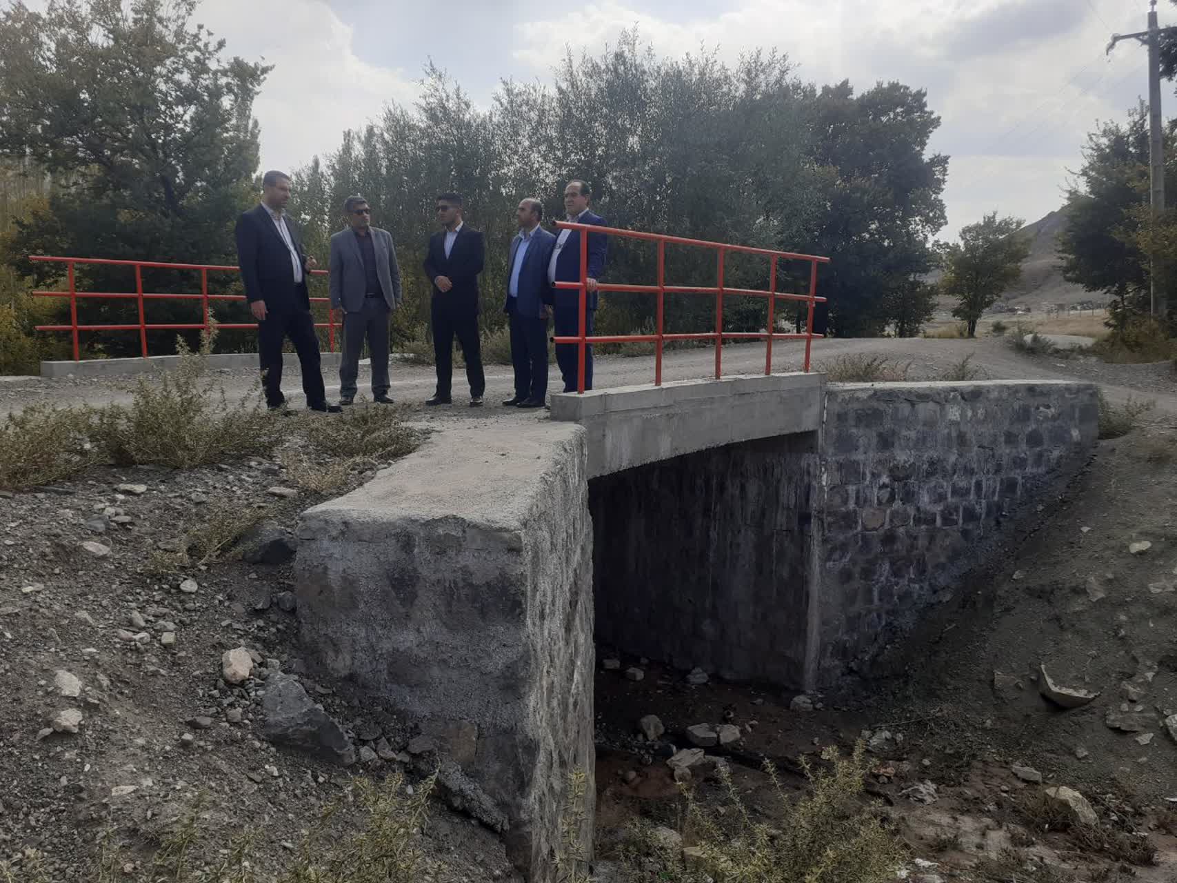 بازدید فرماندار چالدران  از پل ورودی روستای مزرعه