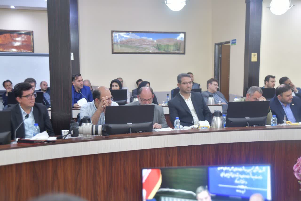 نشست مشترک کمیسیون بهداشت ودرمان مجلس شورای اسلامی وزارت بهداشت و درمان و استانداری آذربایـــجان غربی در منطقـــه آزاد ماکـــــــو