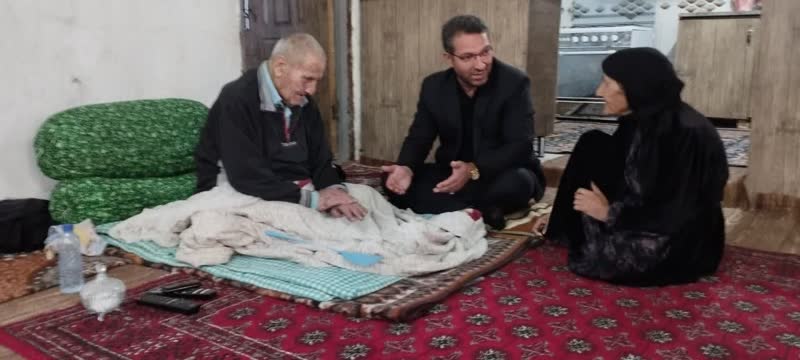 دیدار فرماندار چالدران با خانواده شهید مهرداد مصطفوی