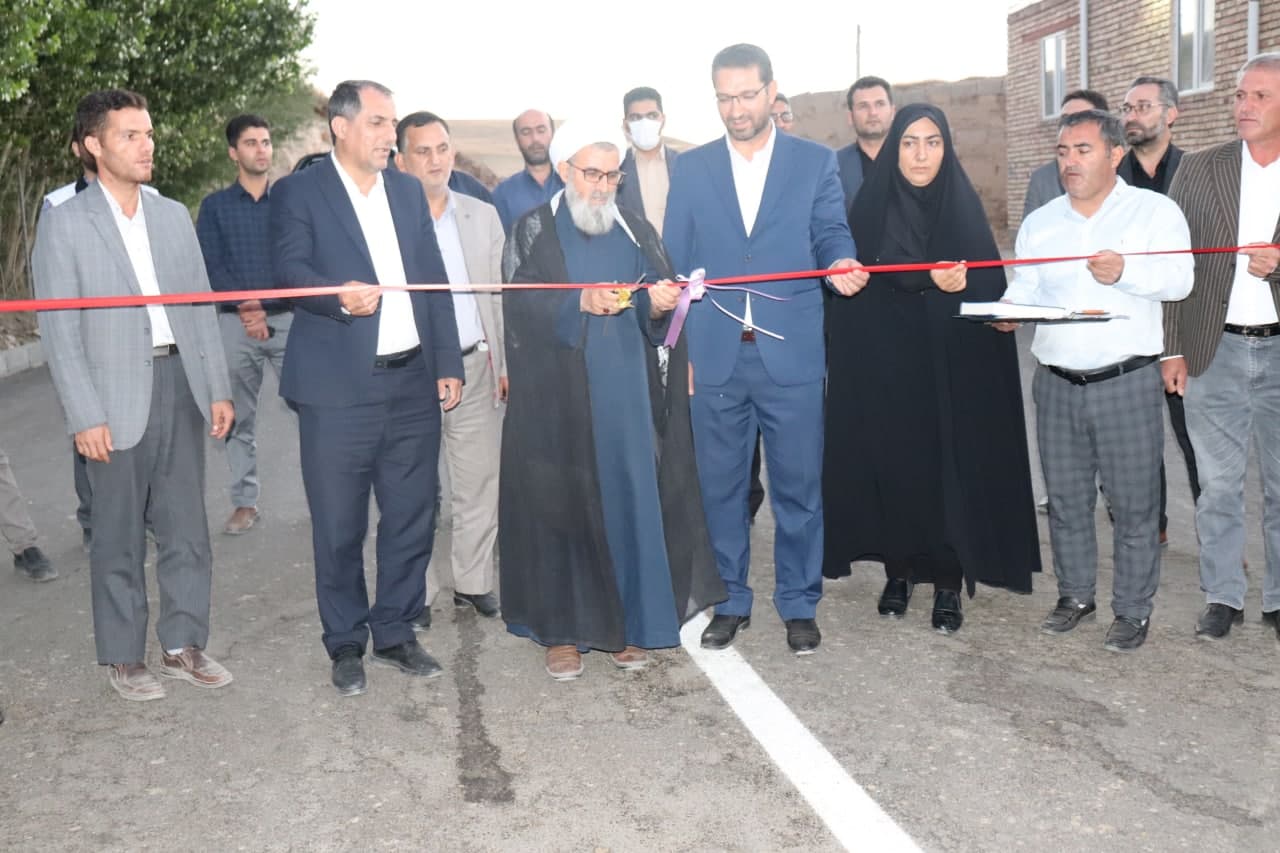 همزمان با سومین روز از گرامیداشت هفته دولت اجرای دیوار ساحلی ،اجرای طرح هادی  و زیرسازی و آسفالت ریزی معابر روستایی روستای قهرمان کندی شهرستان چالدران با اعتبار بیش از 5 میلیارد و 500میلیون  تومان مور