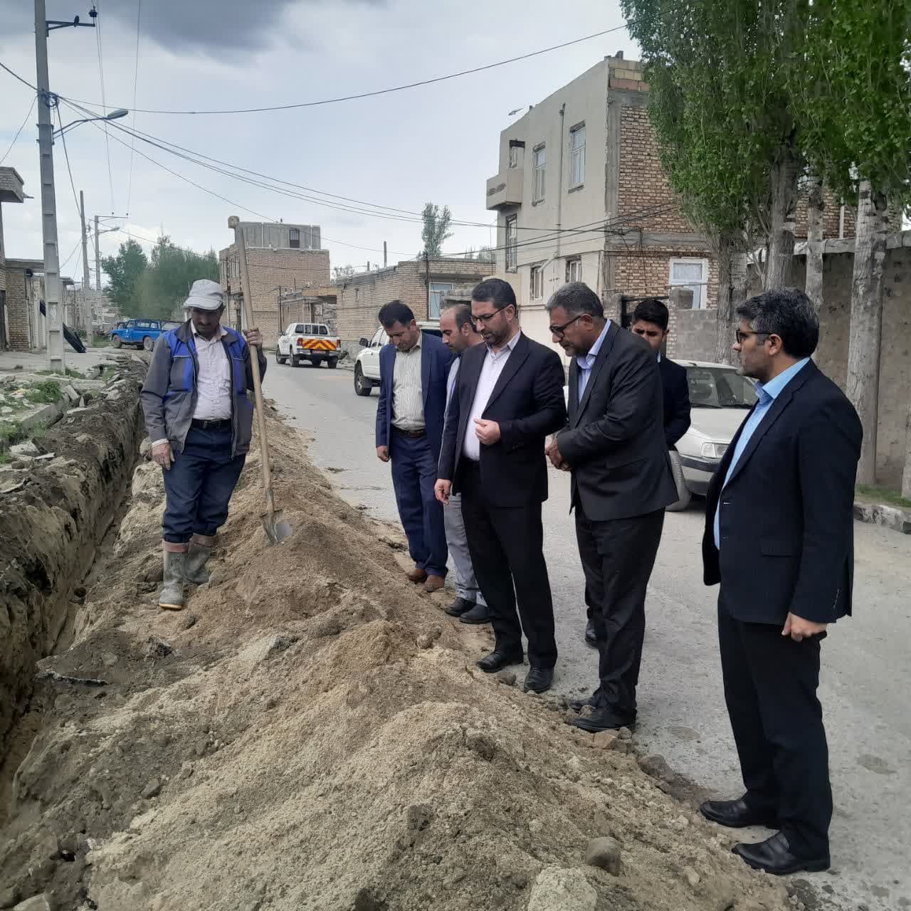 فرماندار چالدران به همراه بخشدار بخش مرکزی و جمعی از اعضای شورای اداری چالدران از روند باز سازی شبکه آبرسانی روستای سعدل بازدید کرد