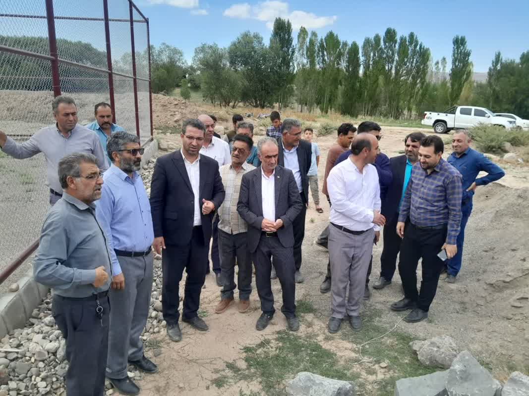 بازدید فرماندار  چالدران و نماینده مردم  شهرستانهای ماکو.چالدران .شوط و پلدشت در مجلس شورای اسلامی از روند اجرائی چمن ورزشی مصنوعی  روستای زوایه سفلی