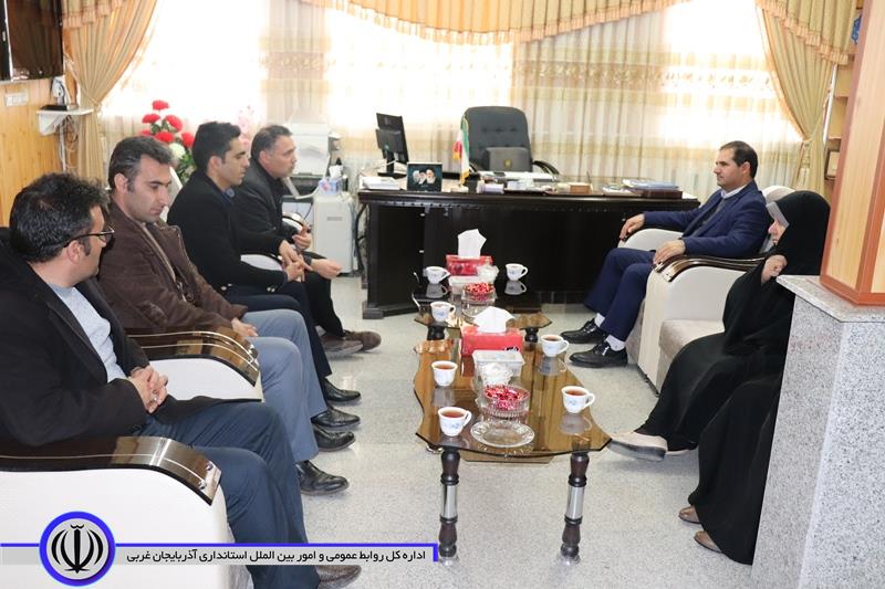 اعضای مجمع خیرین کوثر شهرستان چالدران با محمدزاده فرماندار دیدار و گفتگو کردند