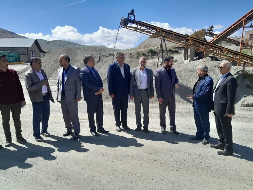 بازدید فرماندار شهرستان چالدران از کارخانه آسفالت و تاسیسات شن و ماسه شهرداری چالدران