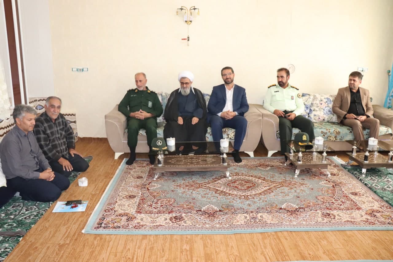 به مناسبت گرامیداشت هفته دولت : از خانواده شهید فخرالدین دلائی میلان در شهرستان چالدران تجلیل شد.