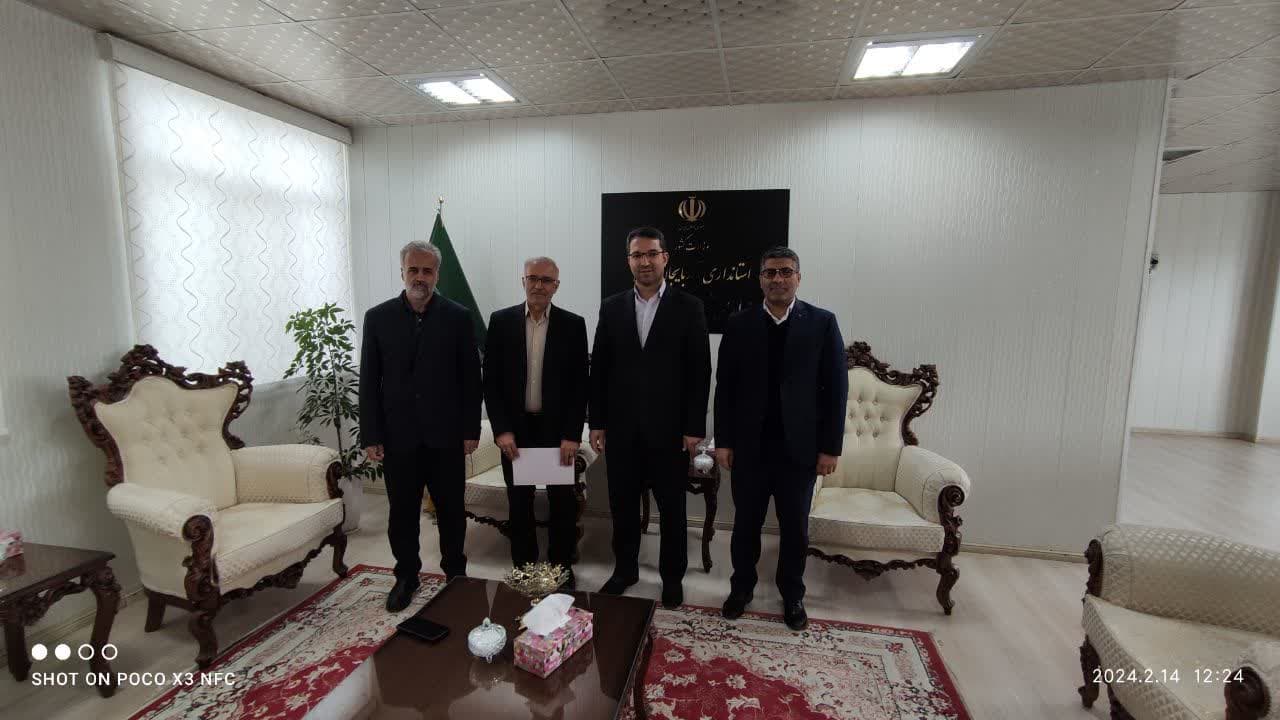 تجلیل از کارمندجانباز فرمانداری چالدران