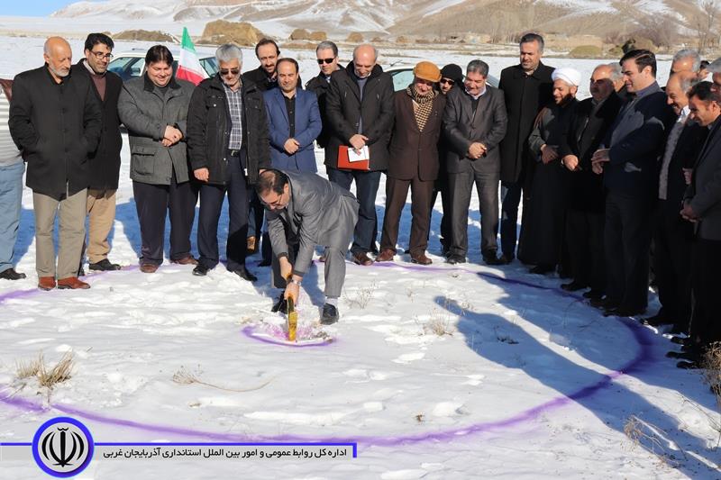همزمان با ایام الله دهه مبارک فجر مراسم کلنگ زنی گلخانه هیدروپونیک با اعتبار 890میلیون تومان با حضور فرماندار چالدران و مسئولین ادارات در روستای قوشابلاغ به زمین زده شد.