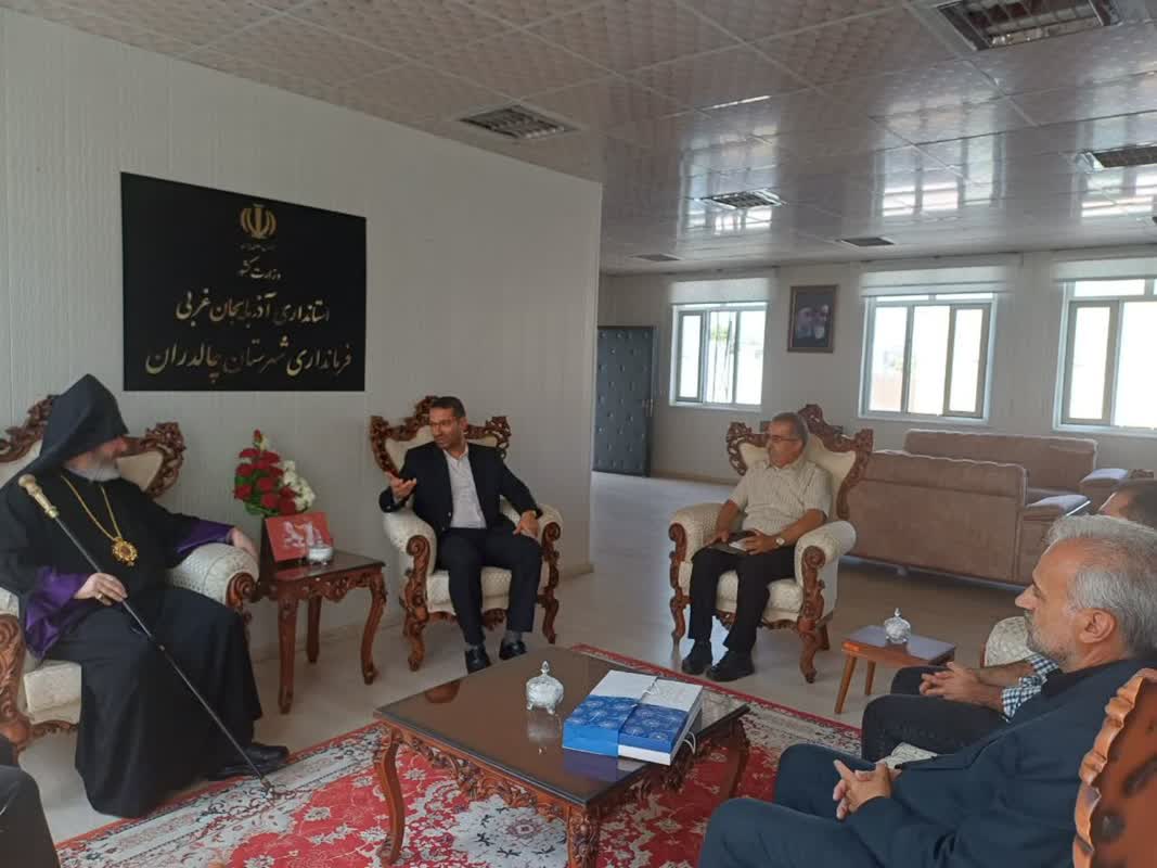 دیدار خلیفه کل ارامنه آذربایجان با فرماندار چالدران