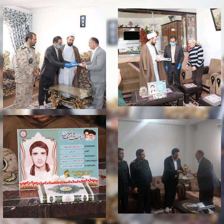همزمان با سالروز آزاد سازی خرمشهر اعضای شورای تأمین و اداری شهرستان چالدران در همراهی با محمدزاده فرماندار ،از خانواده های 21 شهید،جانباز و رزمنده ی حماسه خرمشهر دیدار بعمل آوردند.