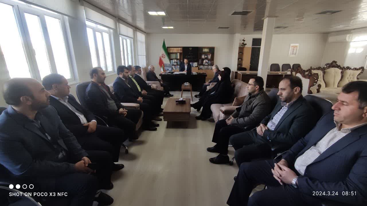 دیدار کارکنان فرمانداری شهرستان چالدران با محمدرضا عبداله نژاد فرماندار به مناسبت سال نو