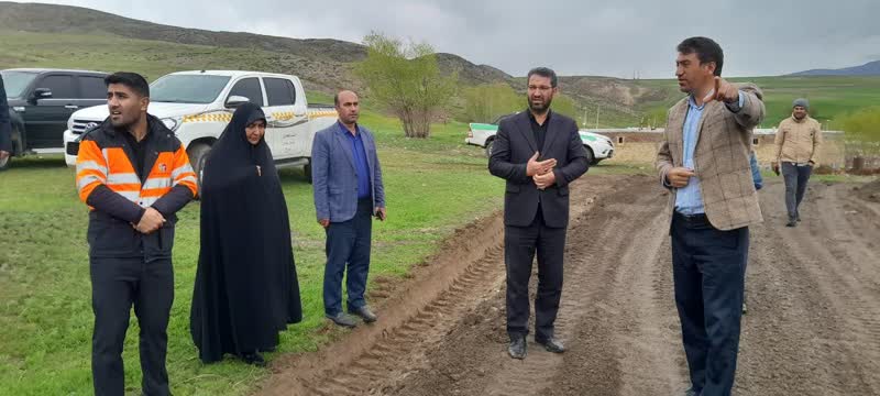 بازدید فرماندار چالدران از روند عملیات اجرائی شن ریزی و تسطیح راه روستای جبارلو در بخش دشتک چالدران
