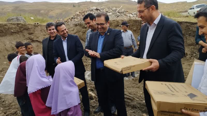اهداء بسته تحصیلی به دانش آموزان روستائی
