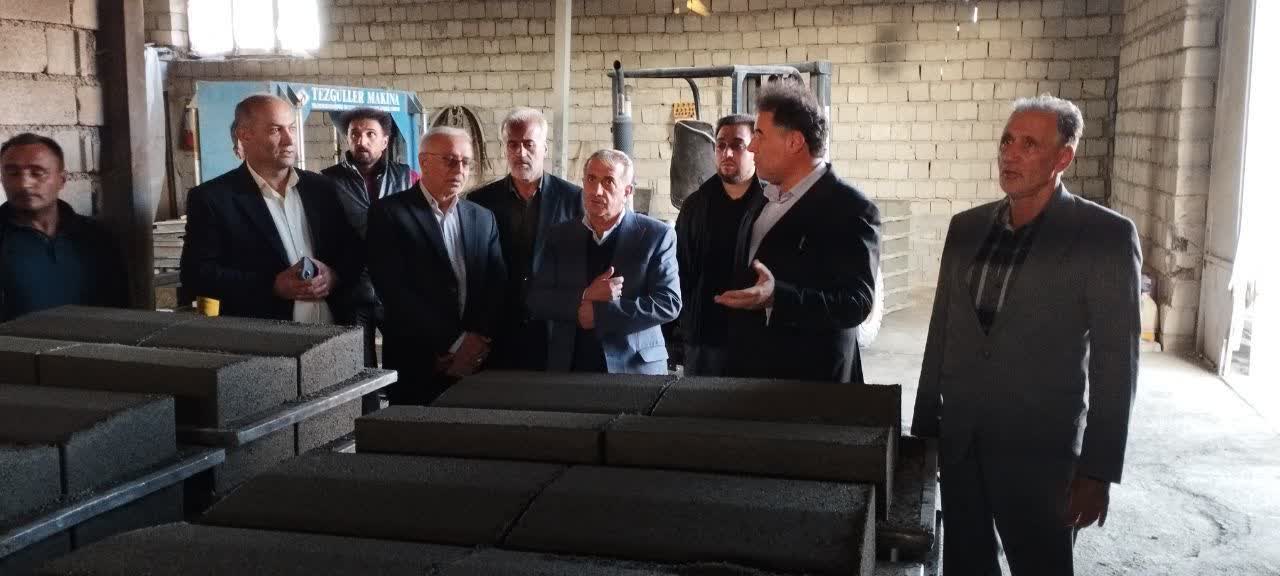 بازدید فرماندار چالدران از واحد تولیدی انواع قطعات بتنی  شهرداری سیه چشمه