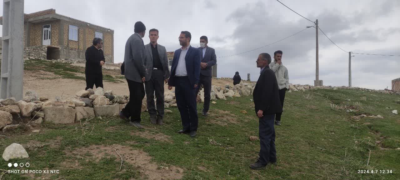 به گزارش روابط عمومی فرمانداری چالدران محمد رضا عبداله نژاد فرماندار چالدران به همراه معاون سیاسی، امنیتی و اجتماعی ، بخشدار مرکزی و رئیس بنیاد مسکن از زمین واگذار شده به جوانان روستا در قالب طرح جوان