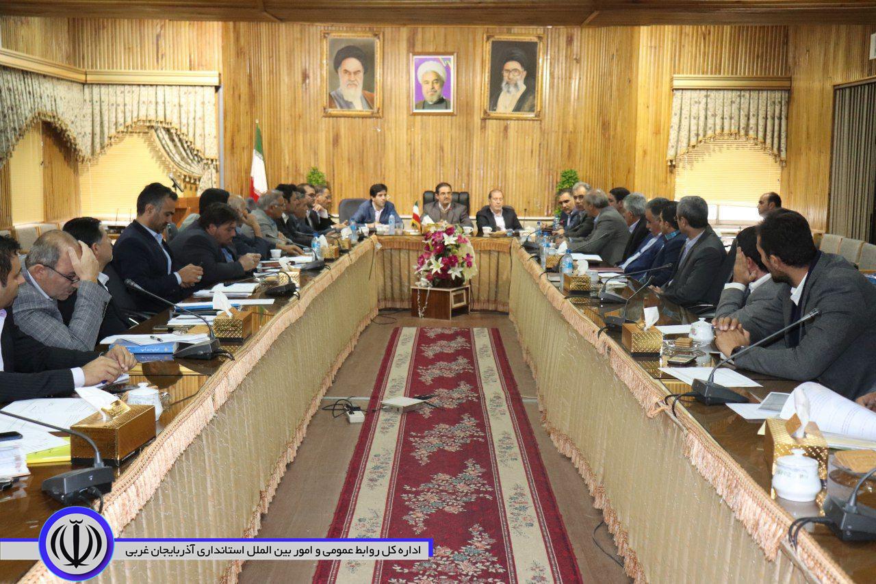 دومین جلسه کارگروه تسهیل و رفع موانع تولید چالدران به ریاست محمدزاده فرماندار و اعضای کارگروه منجمله مدیرکل دفتر جذب و حمایت از سرمایه گذاری استانداری و مدیران کل استانی و مدیران بانکهای عامل و مدیران