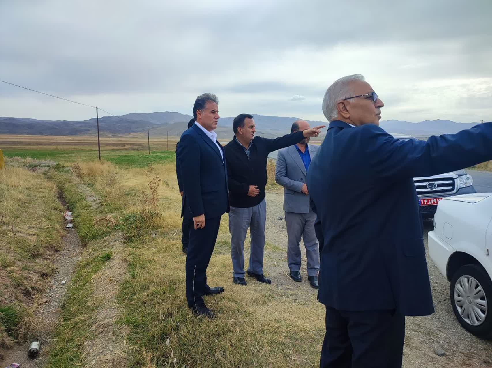 بازدیداکبری فرماندار شهرستان چالدران از محل‌های پیشنهادی برای سرمایه‌گذاری در بخش کشاورزی