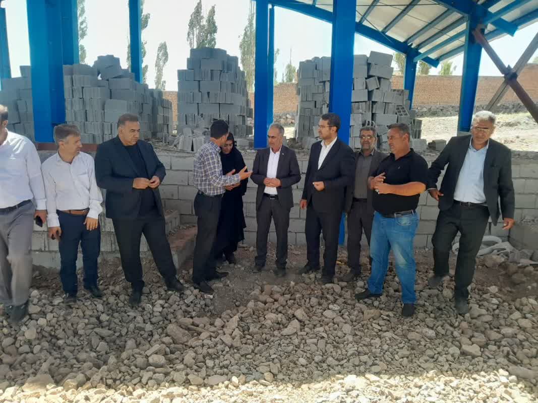 بازدید فرماندار  چالدران و نماینده مردم  شهرستانهای ماکو.چالدران .شوط و پلدشت در مجلس شورای اسلامی از سالن ورزشی چند منظوره  شهر آواجیق