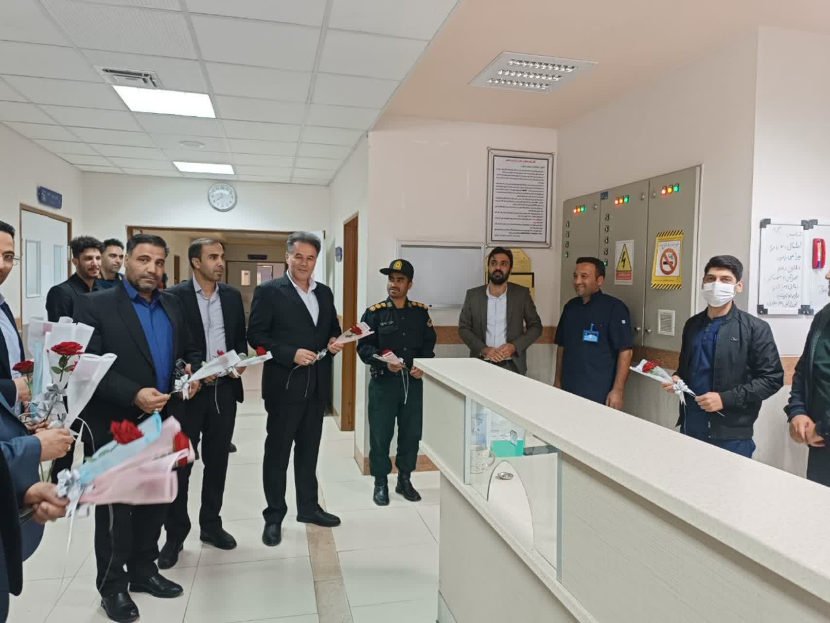 تجلیل از مقام پرستاران با اهداء گل
