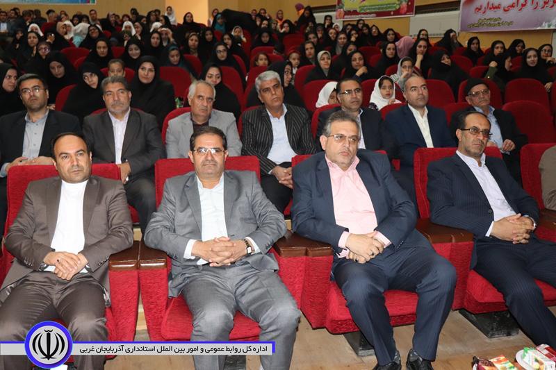 مراسم تجلیل از مقام شامخ استاد مطهری و بزرگداشت روز معلم در شهرستان چالدران برگزار و در آن از معلمان نمونه این شهرستان تجلیل شد.