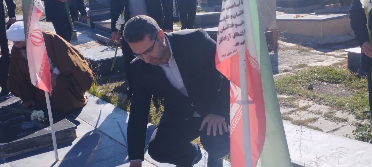 مراسم غبارروبی و عطر افشانی مزار شهدا