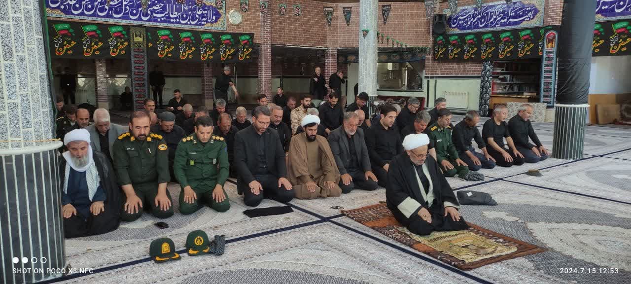 اقامه نماز جماعت ظهر و عصر تاسوعا به امامت حجت الاسلام نجفی امام جماعت شهر آواجیق و با حضور مسئولین و مردم  در مسجد جامع آواجیق