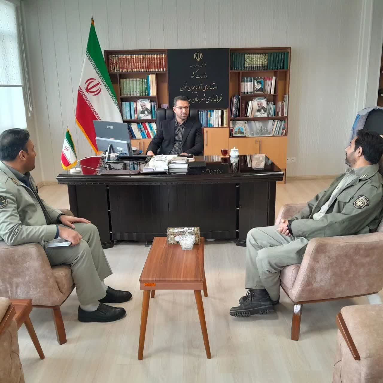 دیدار رئیس و کارکنان محیط زیست چالدران با عبداله‌نژاد فرماندار چالدران به مناسبت هفته هوای پاک