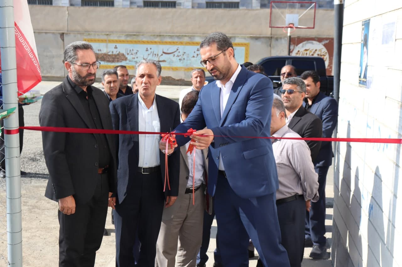 همزمان با گرامیداشت شومین روز از هفته دولت زمین چمن مصنوعی هنرستان شهید جبارزاده در شهرستان چالدران مورد بهره برداری قرار گرفت.