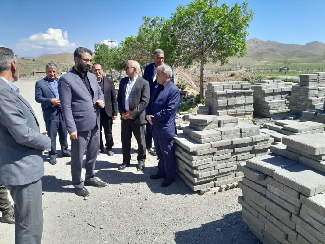 بازدید فرماندار چالدران  از واحد تولیدی  قطعات بتنی  شهرداری‌ چالدران