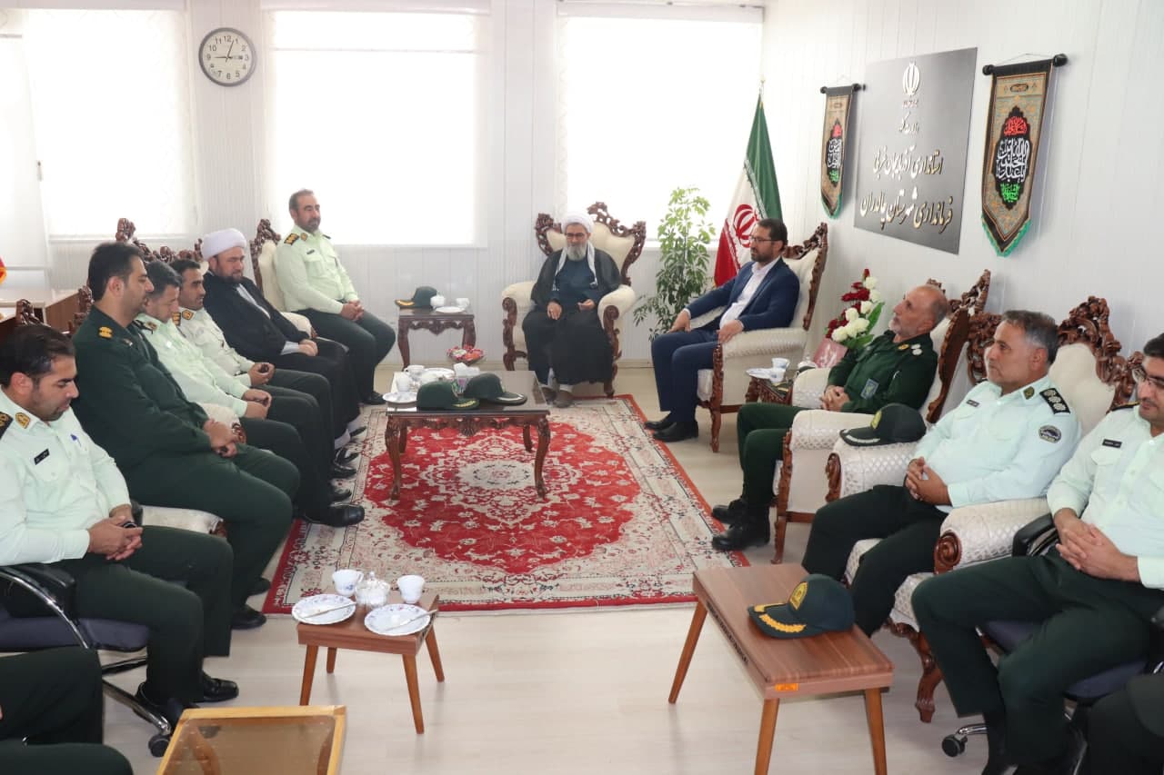 به مناسبت گرامیداشت هفته دولت، حجت الاسلام و المسلمین محمدزاده امام جمعه شهرستان چالدران و فرماندهان نظامی و انتظامی با عبدالله نژاد فرماندار شهرستان دیدار و گفتگو کردند.