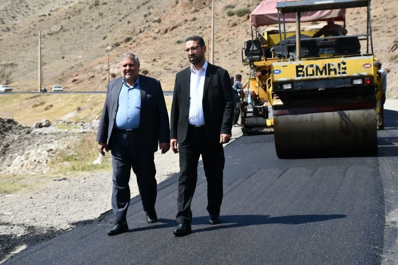 بازدید مشترک فرمانداران شهرستان های چالدران و ماکو از ادامه عملیات آسفالت ریزی محور کشمش تپه