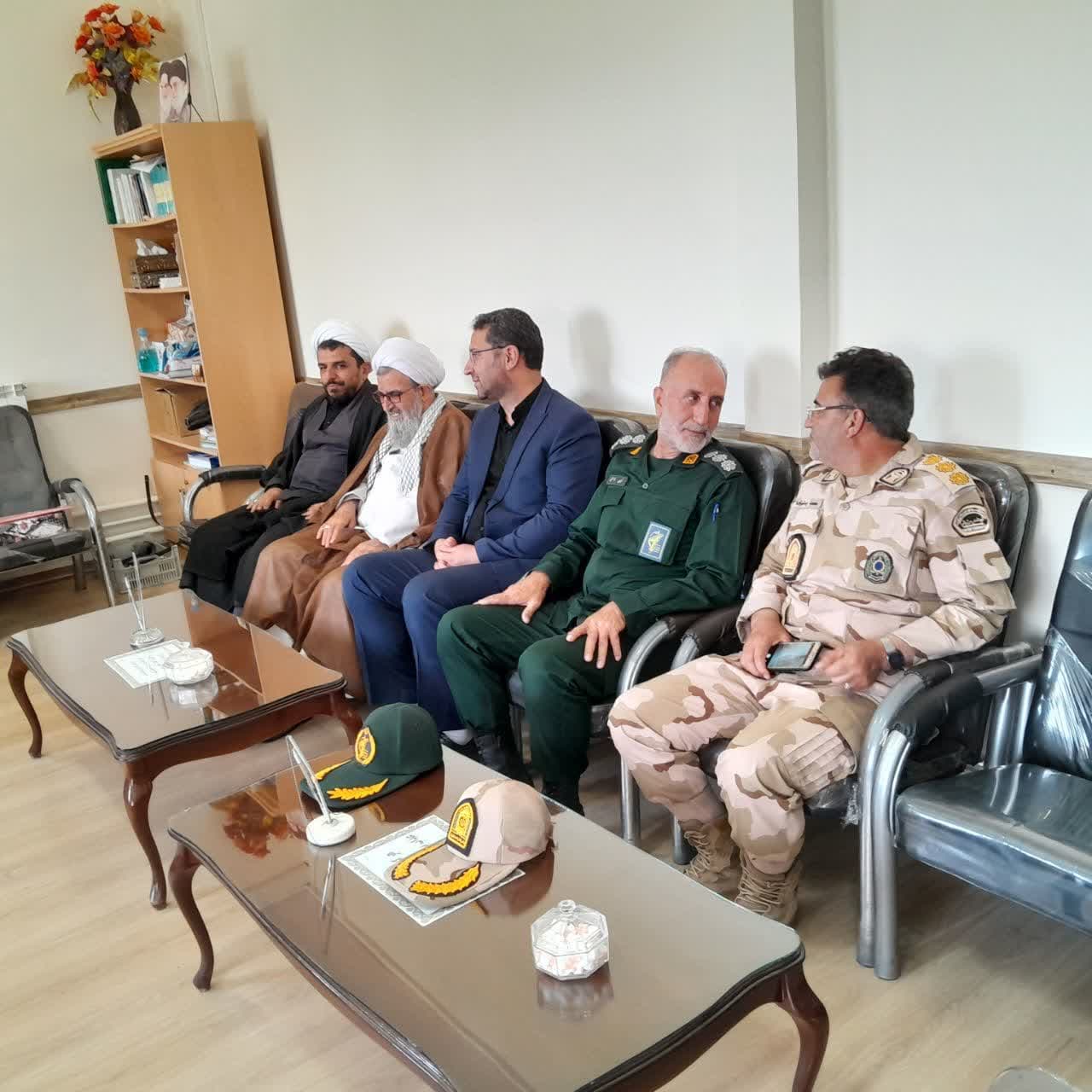 به گزارش روابط عمومی فرمانداری شهرستان چالدران ، بمناسبت هفته قوه قضائیه، محمد رضا عبداله نژاد فرمانداری شهرستان چالدران، به همراه امام جمعه شهرستان و اعضای شورای تامین ، با ریاست دادگستری و دادستان