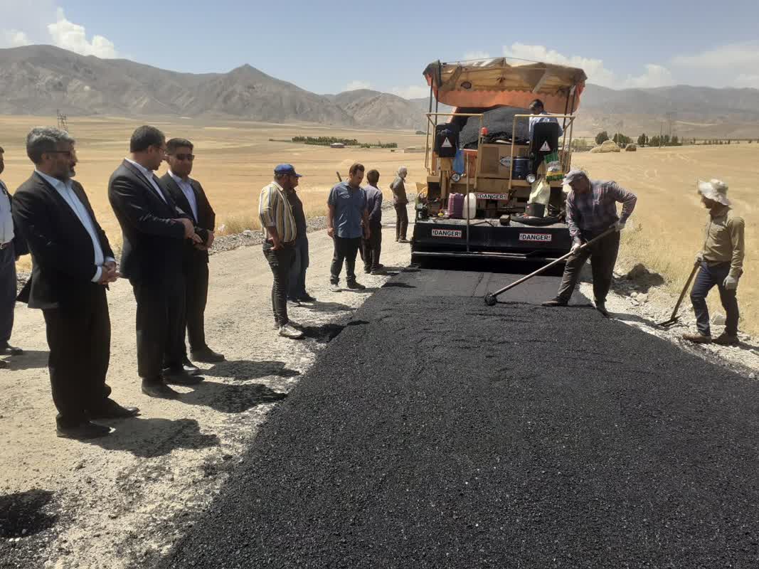 بازدید فرماندار چالدران  از عملیات آسفالت ریزی  راه روستای دار دره سی