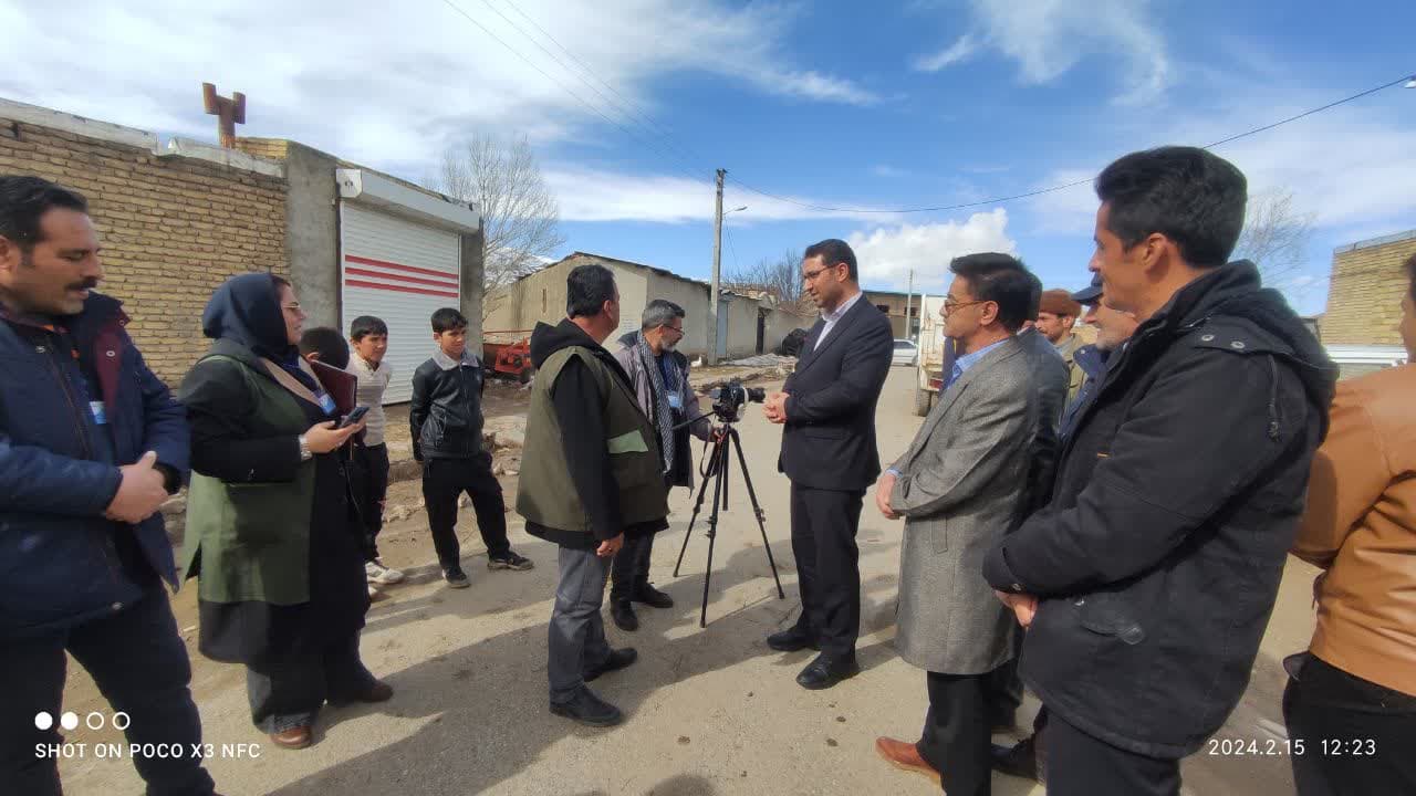 حضور عبداله نژاد فرماندار چالدران در روستای زاویه سفلی در جمع عوامل  ضبط برنامه تلویزیونی دارخمشام سنه.