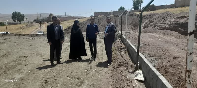 بازدید فرماندار چالدران  از روند  ساخت   چمن ورزشی مصنوعی در  روستای اروج کندی