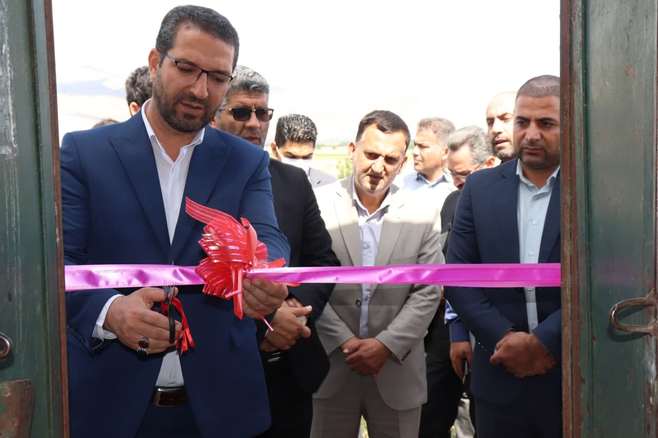 همزمان با گرامیداشت هفته دولت سیستم آبیاری تحت فشار در 50 هکتار از اراضی کشاورزی شهرستان چالدران مورد بهره برداری قرار گرفت.