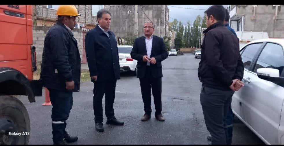 بازدید و دیدار صمیمی فرماندار چالدران با همکاران مدیریت توزیع برق چالدران به هنگام اجرای عملیات تعمیر و اصلاح روشنائی معابر سطح شهر چالدران