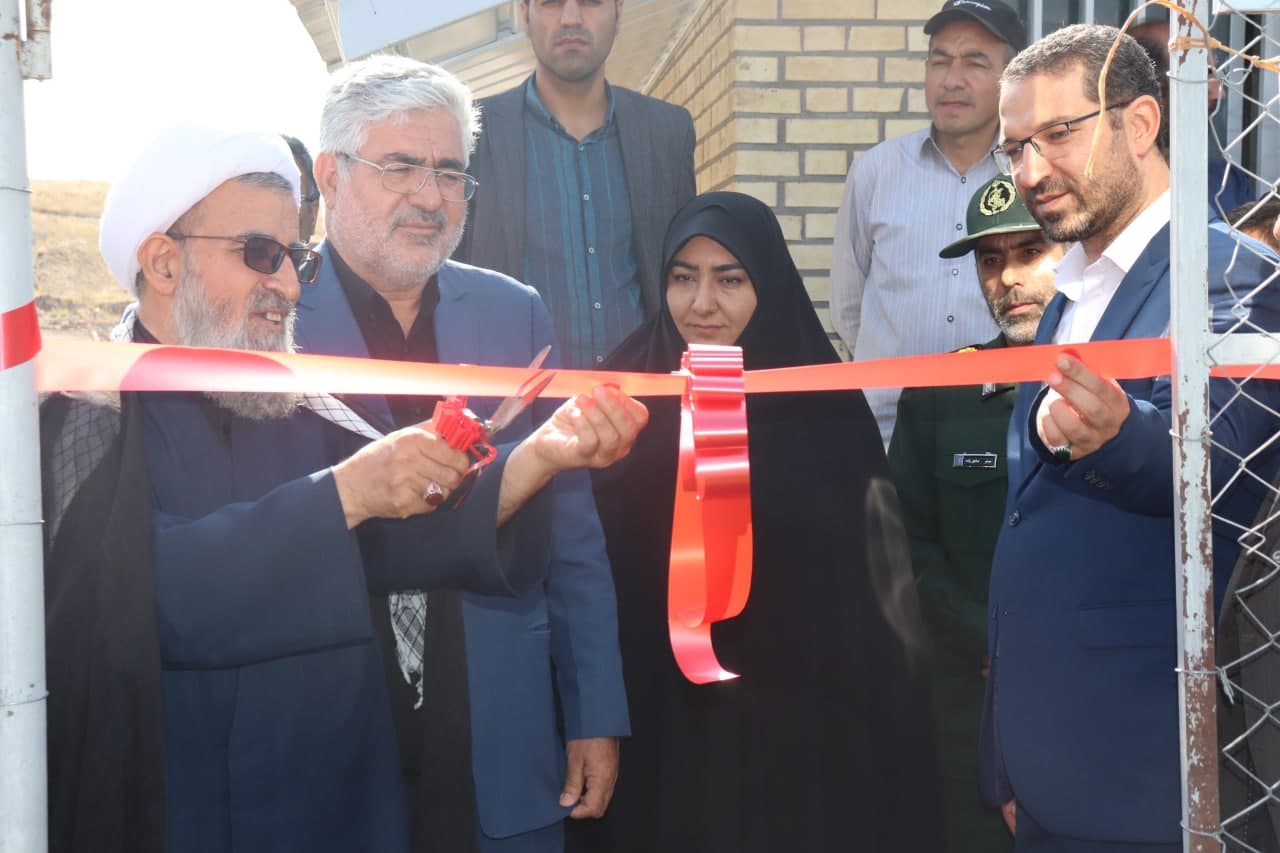 در پنجمین روز از هفته دولت آئین افتتاح و بهره برداری از زمین چمن مصنوعی روستای شادلوی بخش دشتک برگزارشد