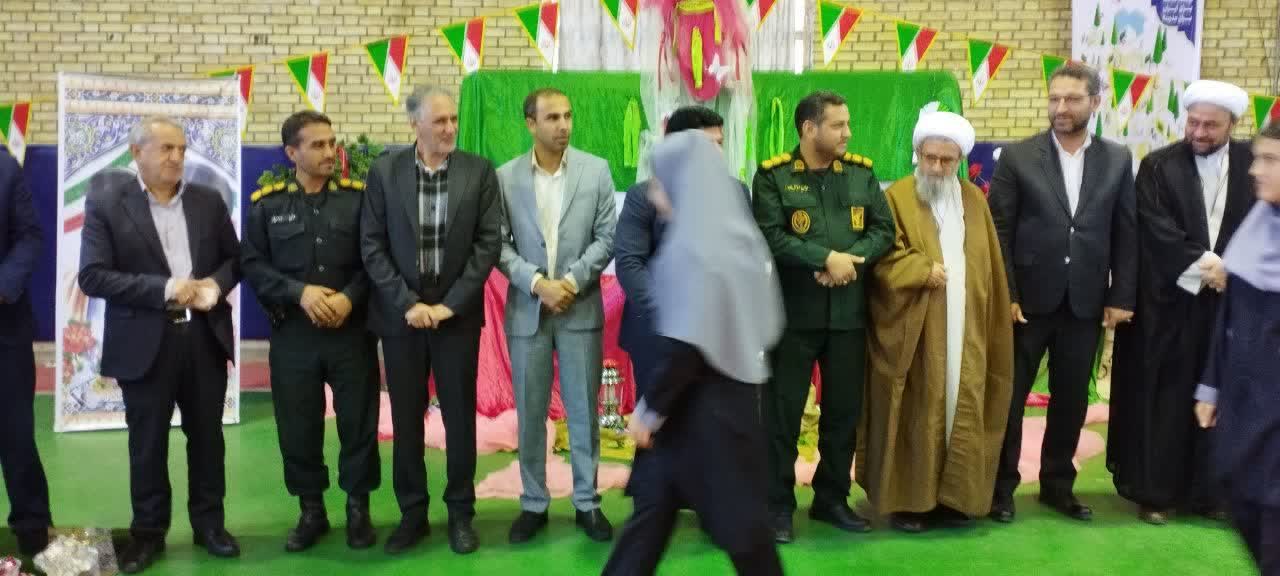 تجلیل از دختران دانش آموز  با نام معصومه  و فاطمه در جشن آغاز سال تحصیلی جدید