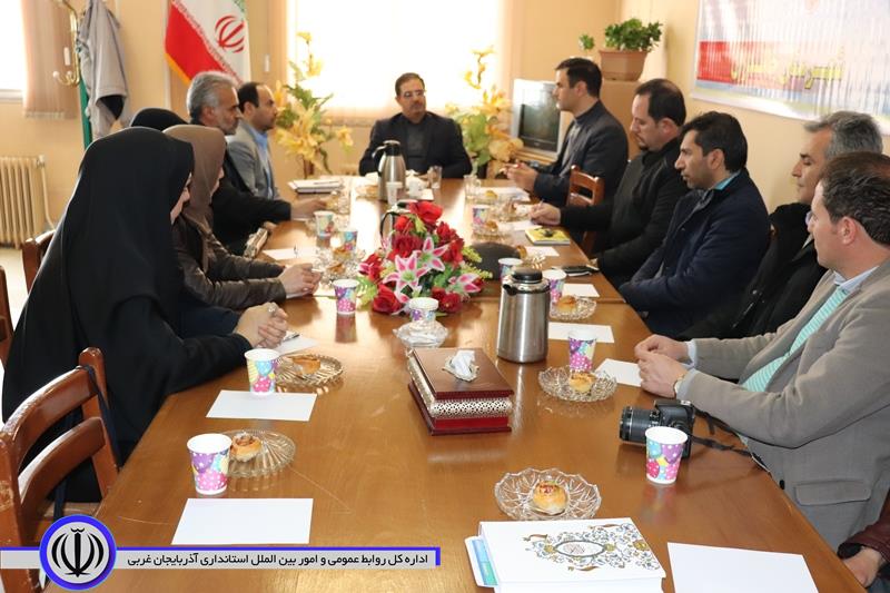 همزمان با ایام الله دهه مبارک فجرنشست صمیمی فرماندار چالدران با هنرمندان شهرستان در محل اداره فرهنگ و ارشاد اسلامی برگزار شد