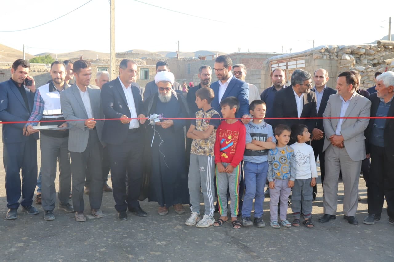 همزمان با سومین روز از گرامیداشت هفته دولت طرح هادی و آسفالت ریزی معابر روستای خضرلو از توابع بخش مرکزی شهرستان چالدران با اعتبار بیش از 1 میلیارد و 500میلیون تومان مورد بهره برداری قرار گرفت.