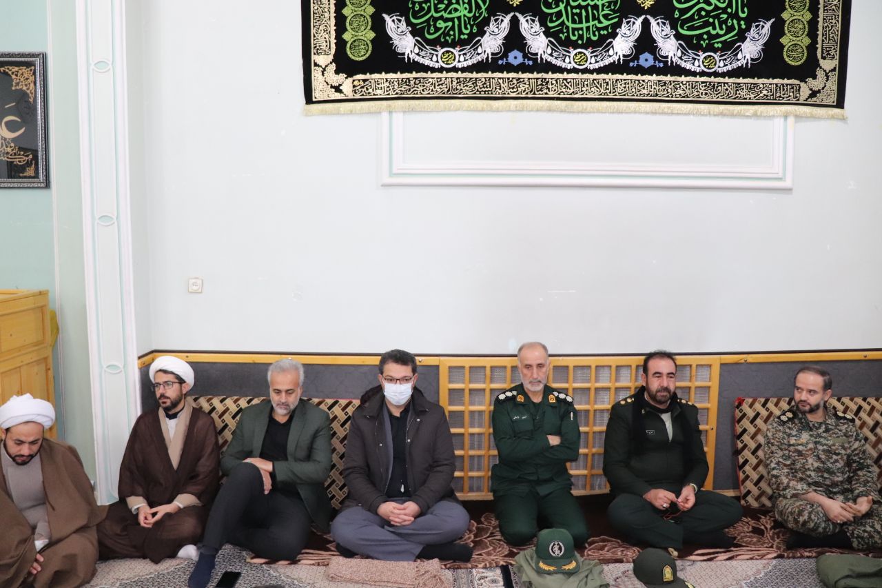 حضور محمدرضا عبدالله نژاد فرماندار شهرستان چالدران به همراه حجت الاسلام والمسلمین محمدزاده امام جمعه در مراسم عزاداری ایام فاطمیه در حسینیه غربا شهرستان چالدران