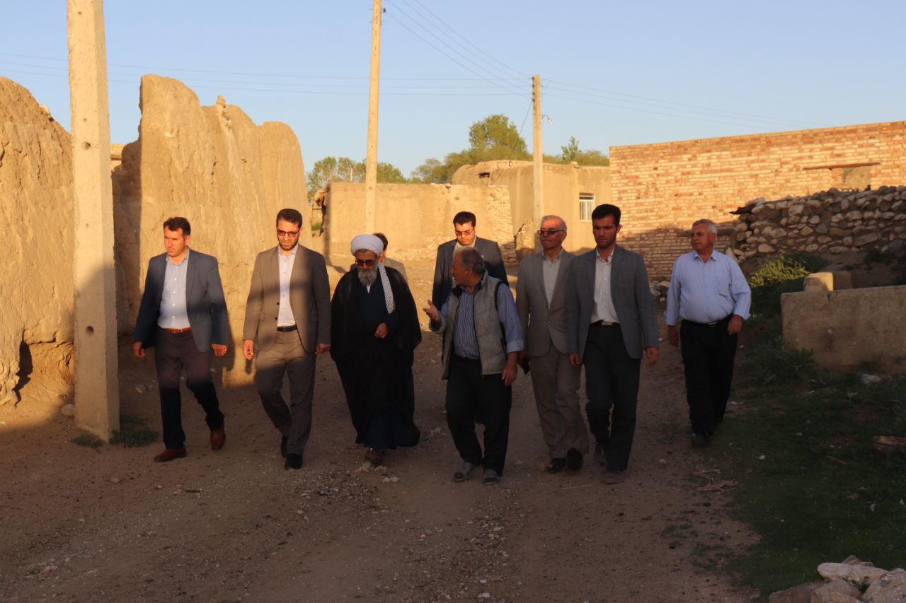 محمدرضا عبدالله نژاد فرماندار چالدران ضمن دیدار با مردم روستای قزخاچلو از نزدیک مسائل مشکلات اهالی روستا را مورد بحث و بررسی قرارداد.